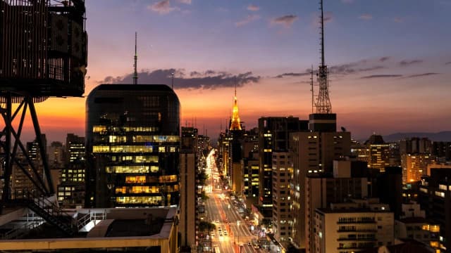 Vista noturna da Avenida Paulista em São Paulo